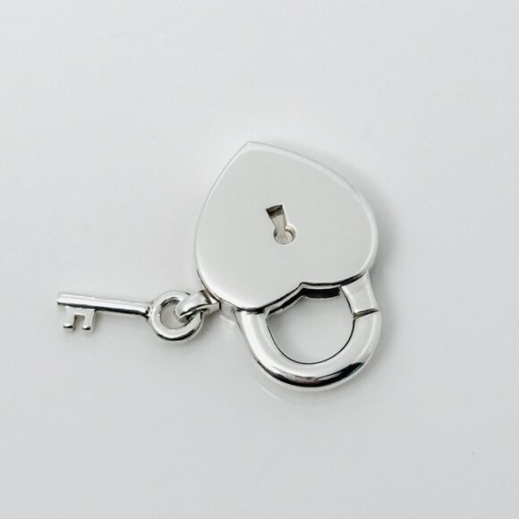 Tiffany & Co Clip Heart Key Keyhole Padlock Charm or Pendant in Sterling Silver - Picture 4 of 8